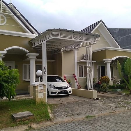 Jasmine Park Guest House Semarang Exterior foto