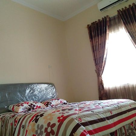 Jasmine Park Guest House Semarang Exterior foto