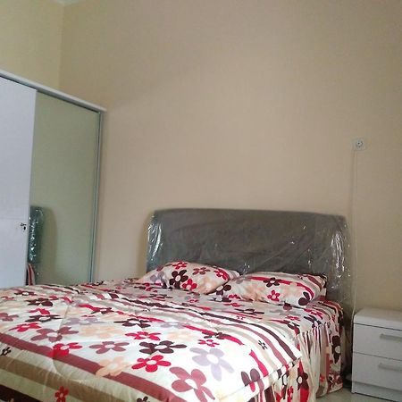 Jasmine Park Guest House Semarang Exterior foto