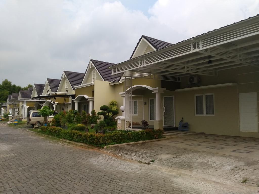 Jasmine Park Guest House Semarang Exterior foto