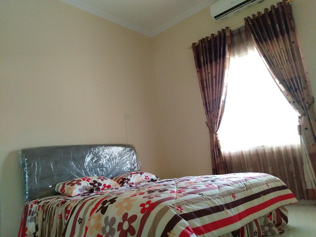 Jasmine Park Guest House Semarang Exterior foto