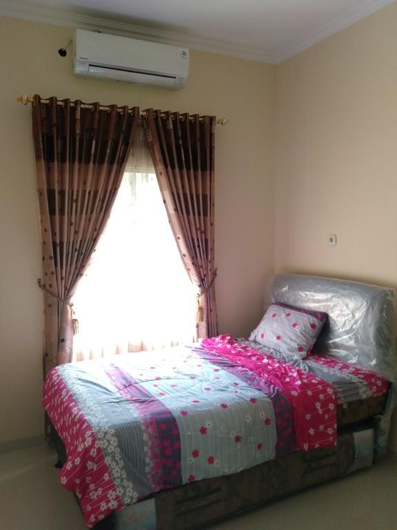 Jasmine Park Guest House Semarang Exterior foto