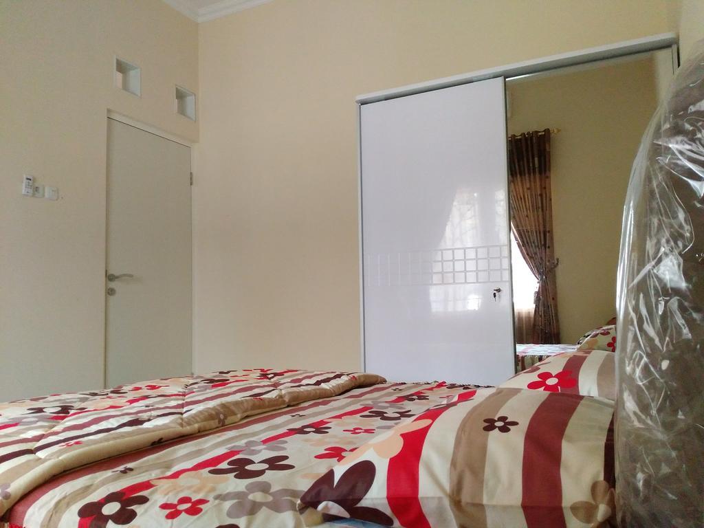 Jasmine Park Guest House Semarang Exterior foto