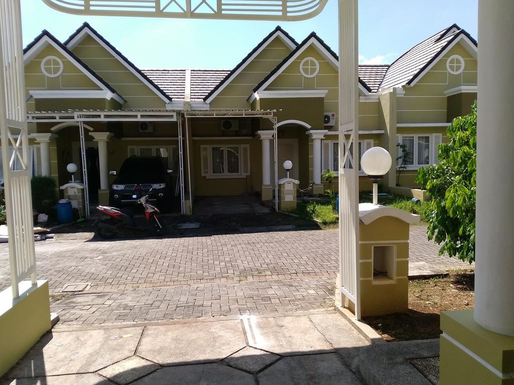 Jasmine Park Guest House Semarang Exterior foto