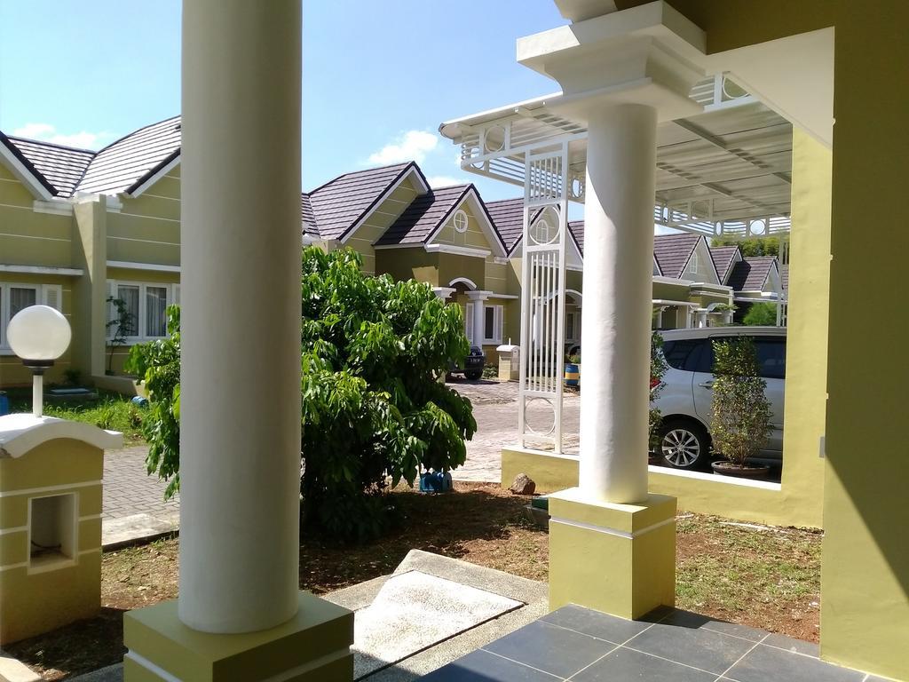 Jasmine Park Guest House Semarang Exterior foto