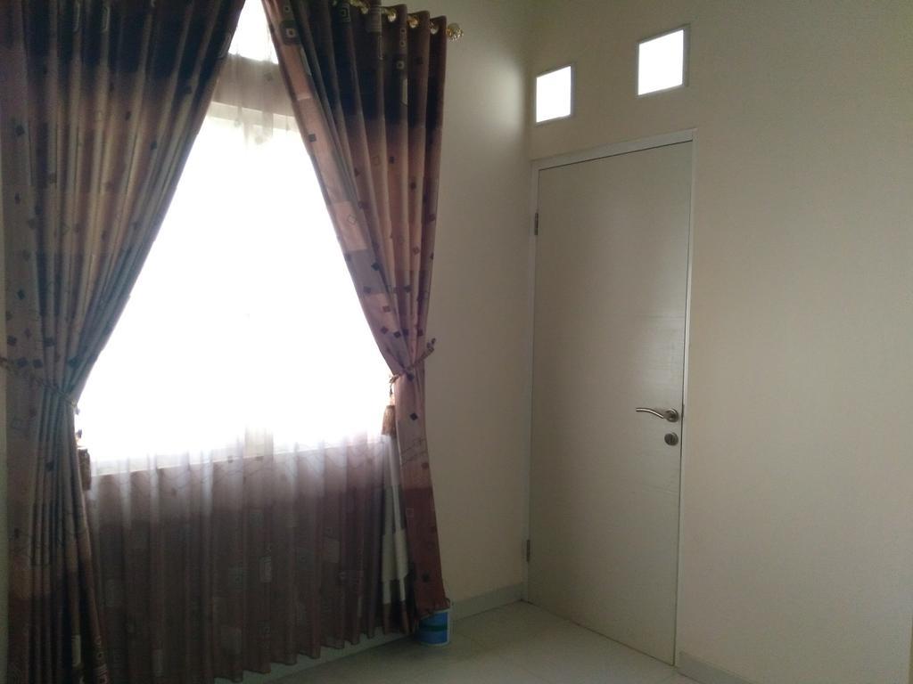 Jasmine Park Guest House Semarang Exterior foto