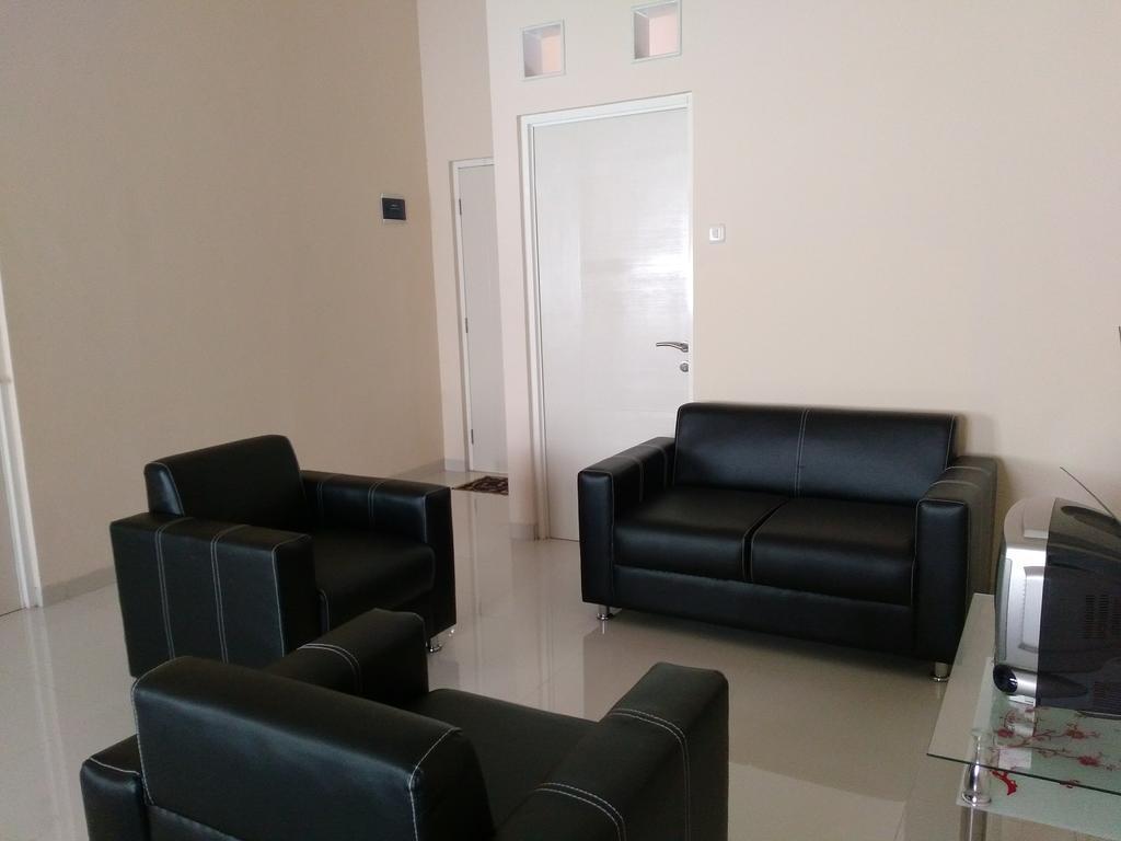 Jasmine Park Guest House Semarang Exterior foto